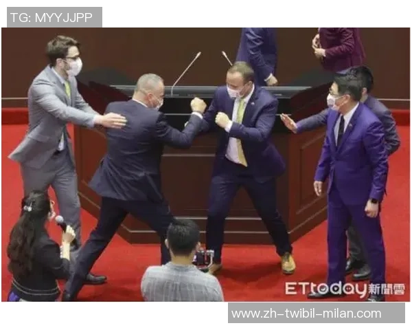 搏斗举牌女郎遭盯梢狂打扰,乃至追到家门口台阶,背面有何隐情…… 搏斗举牌女郎遭盯梢狂打扰,乃至追到家门口台阶,背面有何隐情……